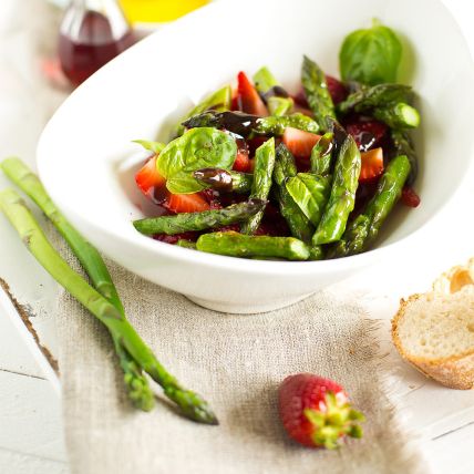 Salade d'asperges aux fraises et roquette